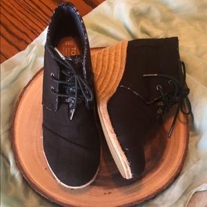 New Black Toms with floral design wedge size 8.5